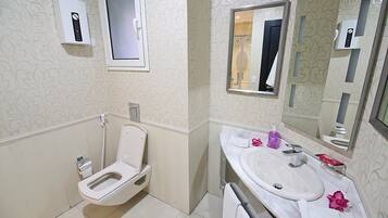 Ein Badezimmer mit Toilette, Waschbecken und Spiegel.