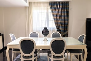 Deluxe-lejlighed - 3 soveværelser - rengøring | Opholdsområde | Fladskærms-tv, pejs