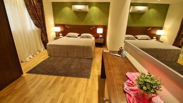 Deluxe Apartment | In-room safe, free WiFi, bed sheets