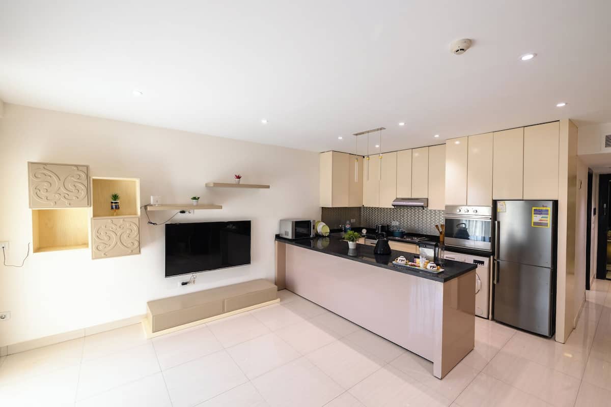 Deluxe Apartment | Private kitchen | Full-size fridge, microwave, oven, stovetop