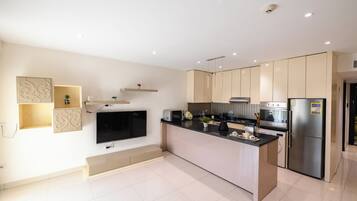 Apartament Deluxe | Cuina privada | Frigorífic gran, microones, forn i placa de cuina