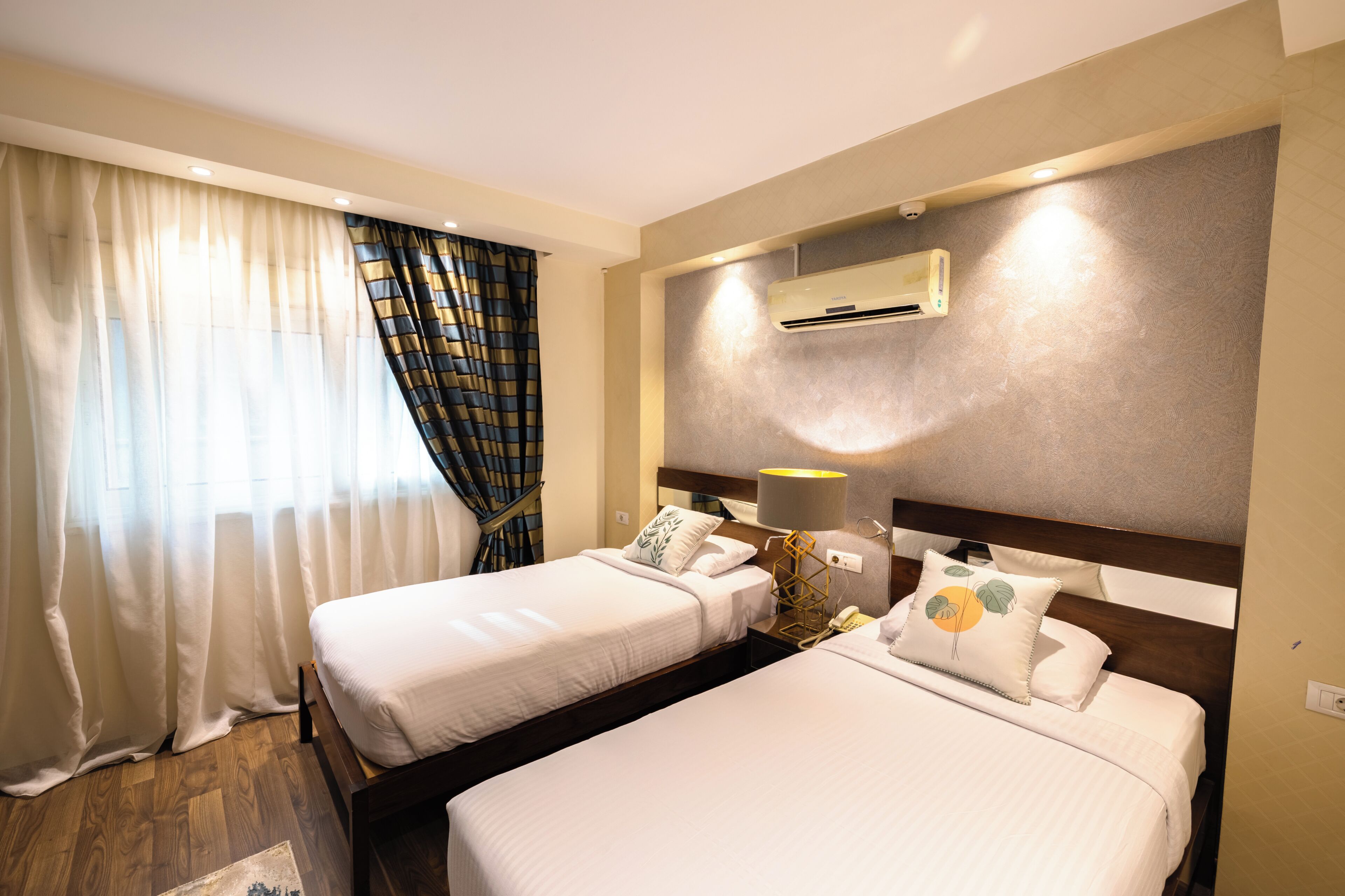 Habitación doble | Caja fuerte, decoración individual, wifi gratis y ropa de cama
