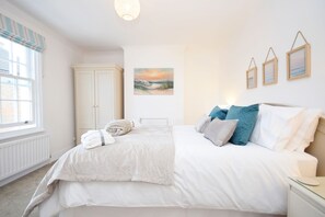 2 bedrooms, iron/ironing board, WiFi, bed sheets - Seashell Cottage - Worthing - sleeps 4 guests in 2 bedrooms (Worthing)