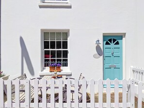 Terrace/patio - Seashell Cottage - Worthing - sleeps 4 guests in 2 bedrooms (Worthing)