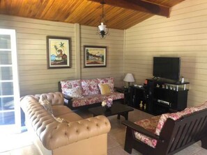 Smart TV, lareira, mesa de pingue-pongue