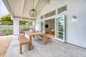 Outdoor dining - Gorgeous Farmhouse Style Guest House with Private Outdoor Space (Solana Beach)