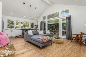 Smart TV, books - Gorgeous Farmhouse Style Guest House with Private Outdoor Space (Solana Beach)