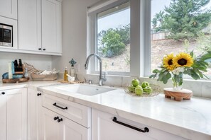 Fridge, microwave, oven, stovetop - Gorgeous Farmhouse Style Guest House with Private Outdoor Space (Solana Beach)