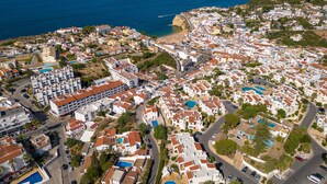 Zona residencial costera con casas, calles y una playa.