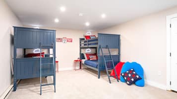 4 slaapkamers, een bureau, een strijkplank/strijkijzer, reisbedje