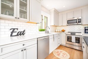 Fridge, microwave, oven, stovetop - Colorful Oasis: Modern, Water View, Family-Friendly (Conway)