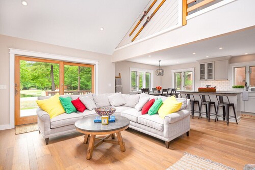 Colorful Oasis: Modern, Water View, Family-Friendly