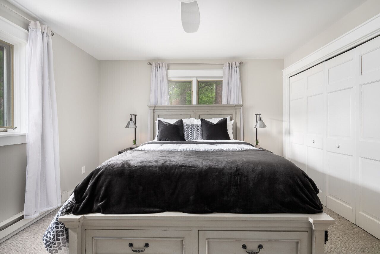 4 bedrooms, desk, iron/ironing board, travel cot