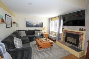 TV, fireplace - Charming 1-Bedroom + Loft Condo in Mammoth Lakes – Pet Friendly! (Mammoth Lakes)