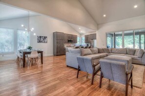 Fladskærms-tv, pejs, Netflix, streamingtjenester