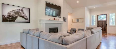 Flat-screen TV, fireplace, Netflix, streaming services