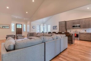 Flat-screen TV, fireplace, Netflix, streaming services