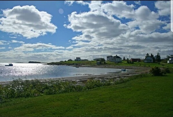 Beach nearby, sun-loungers, beach towels