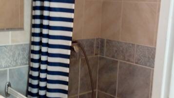 Dusche, Haartrockner, Toilettenpapier