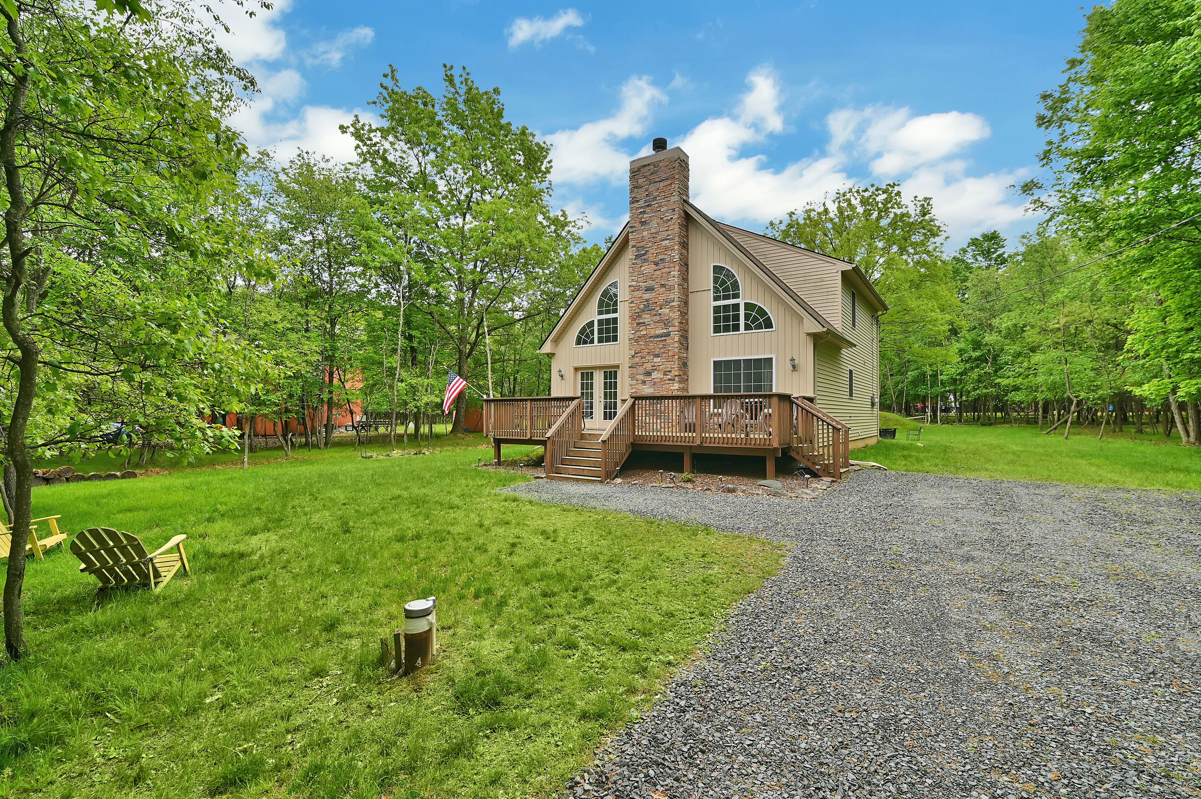 Mountain Chalet with Fireplace in Amenity Filled Community close to Beach, Pool!