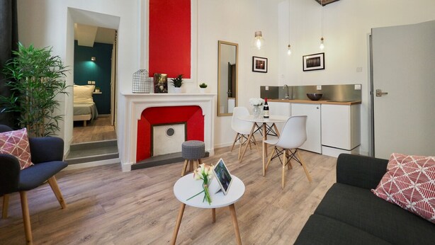Ein modernes Wohnzimmer mit Kamin, Essbereich und Küche.