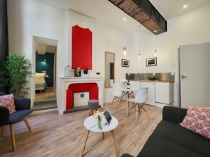 Un salon moderne doté d’une cheminée, d’un coin repas et d’une cuisine.