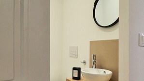 Ein Badezimmer mit Waschbecken, Spiegel und Toilette.