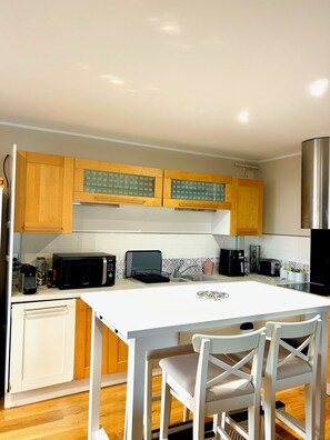 Microwave, oven, stovetop, dishwasher - SUPERB APARTMENT WITH LOGIAS (Aix-en-Provence)