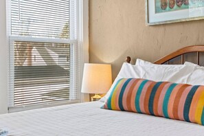 3 makuuhuonetta, työpöytä, silitysrauta/-lauta, vauvan matkasänky