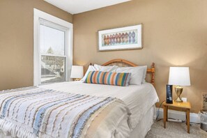 3 bedrooms, desk, iron/ironing board, travel cot