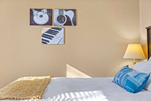 3 makuuhuonetta, työpöytä, silitysrauta/-lauta, vauvan matkasänky