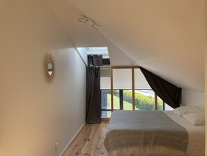 2 chambres, bureau, fer et planche Ă repasser, lit parapluie