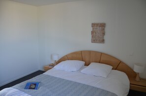 2 camere, una scrivania, ferro/asse da stiro, culla da viaggio