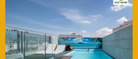 Piscine extérieure, piscine chauffée, chaises longues