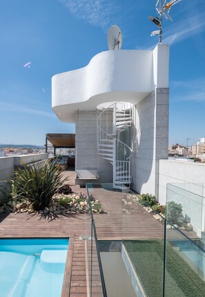 Piscine extérieure, piscine chauffée, chaises longues