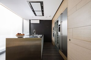 Réfrigérateur, four à micro-ondes, un four, surface de cuisson