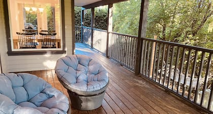 Private large up to 4 bedrooms waterfront suite,pet friendly. *Long Term Rates