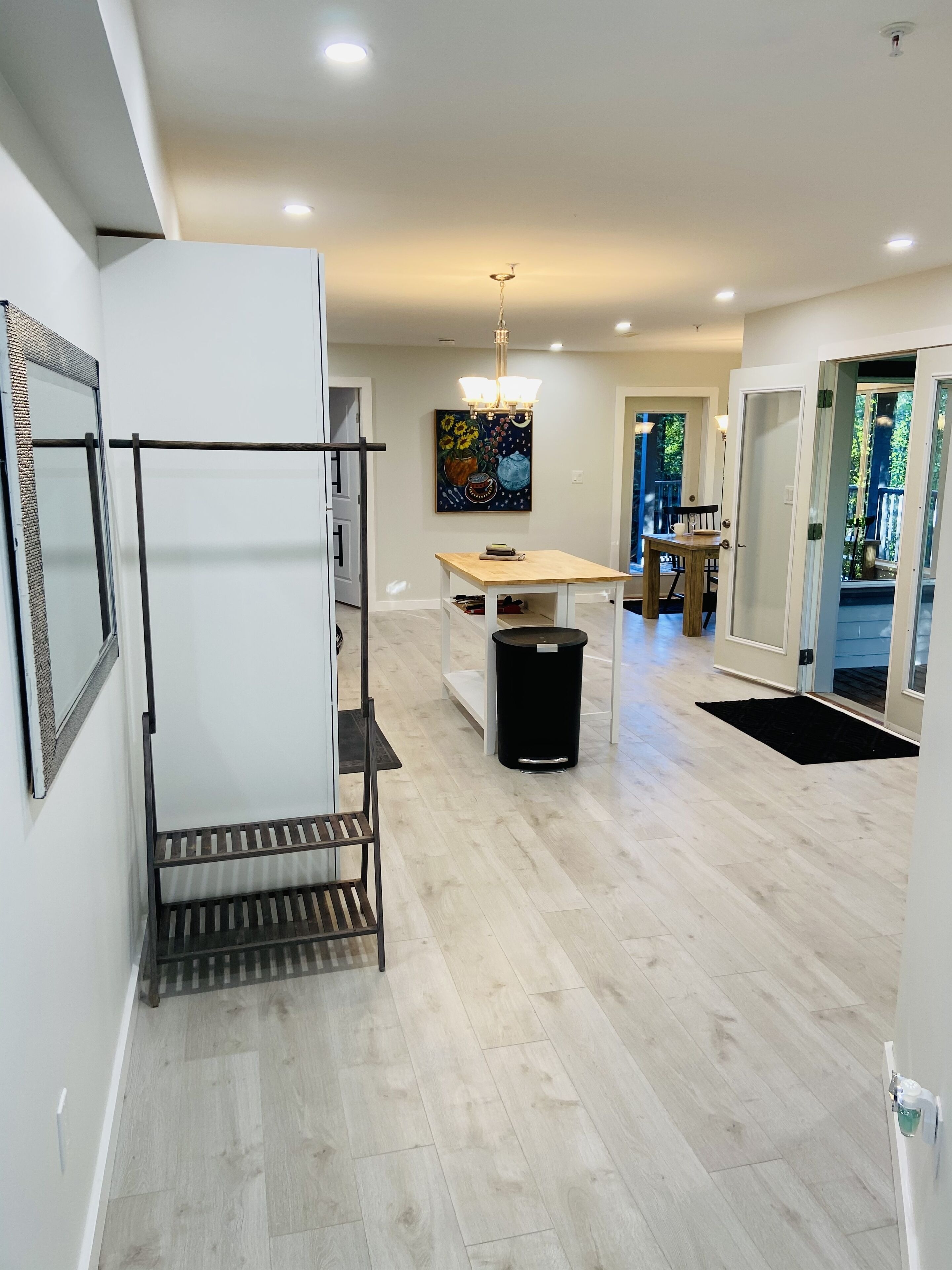 Private large 3 bedroom waterfront suite, pet friendly. *Monthly Winter rates