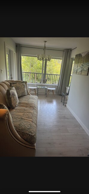 Smart TV - Private large up to 4 bedrooms waterfront suite,pet friendly. *Long Term Rates (North Saanich)