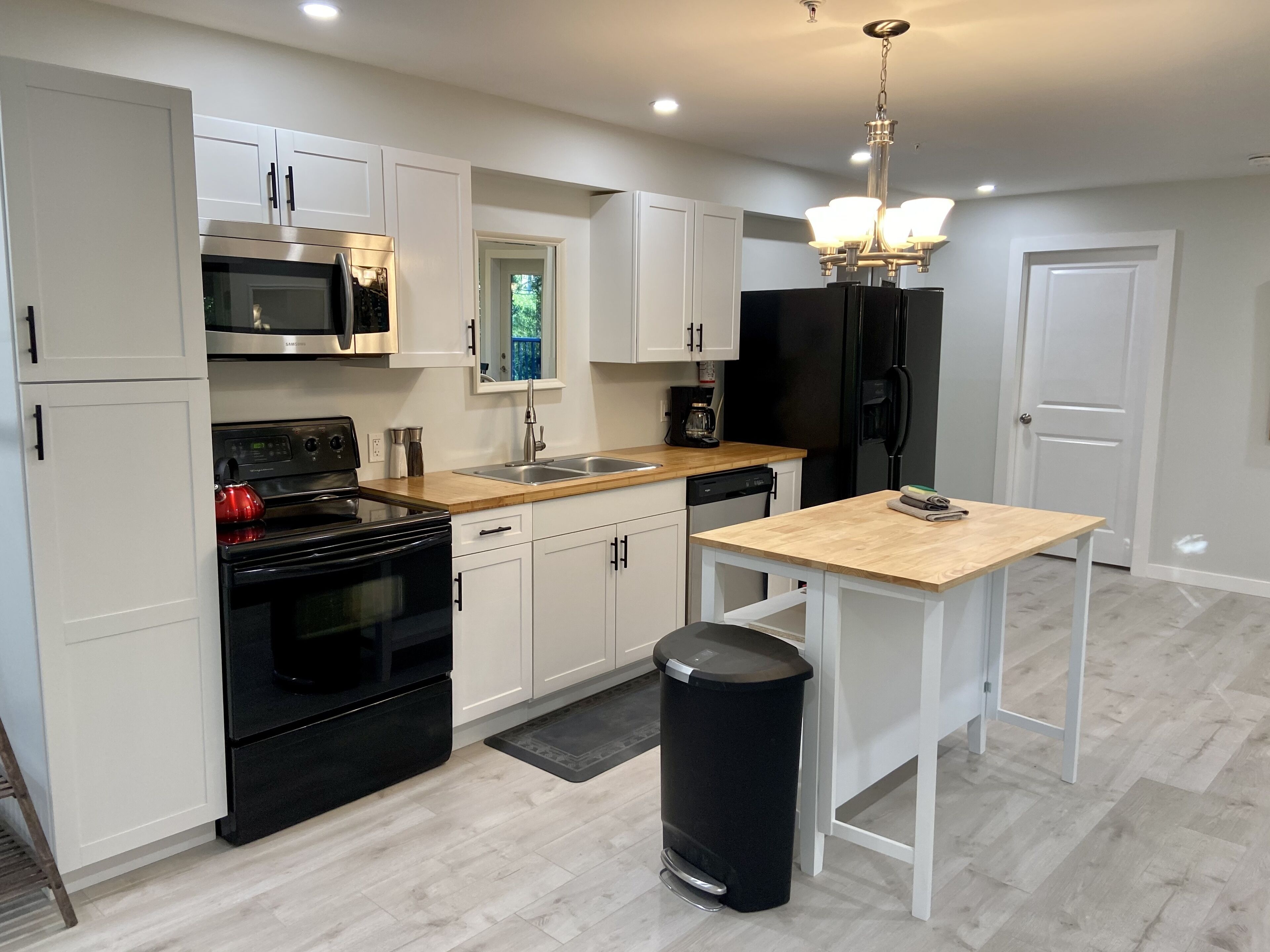 Private large 3 bedroom waterfront suite, pet friendly. *Monthly Winter rates