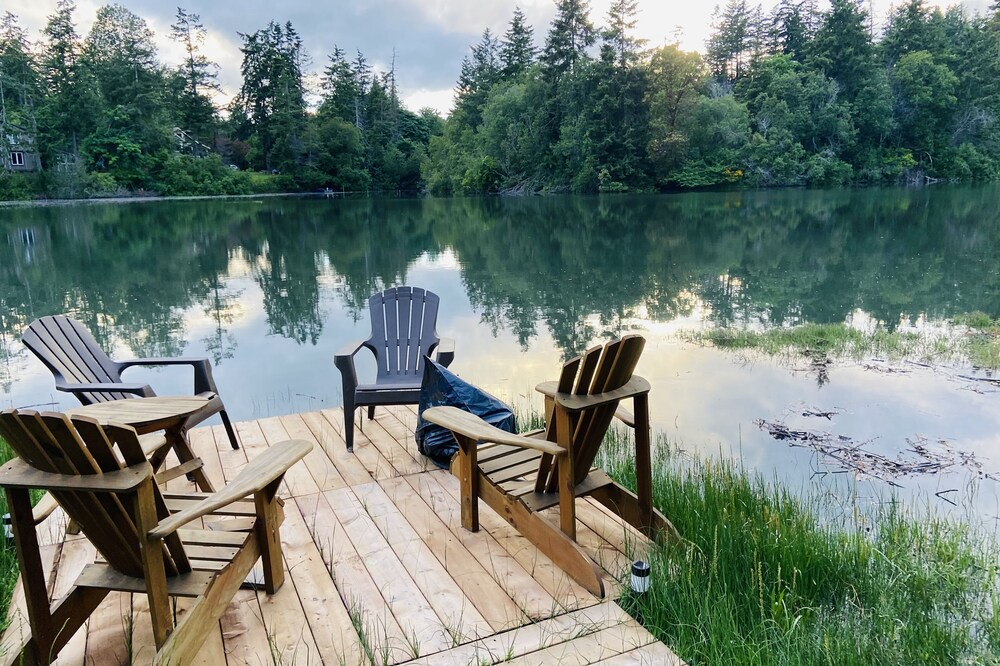 Private large 3 bedroom waterfront suite, pet friendly. *Monthly Winter rates