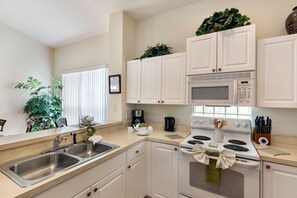 Frigorifero, microonde, forno, piano cottura