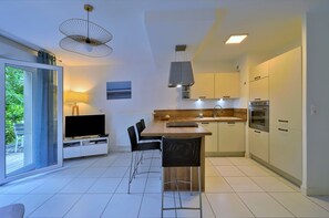 Fridge, microwave, oven, dishwasher