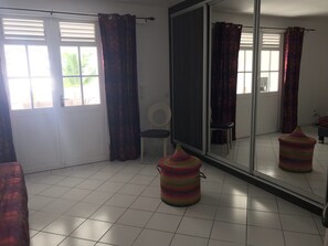 Interior - MAGNIFICENT T4, overlooking the lagoon of St François (st françois)
