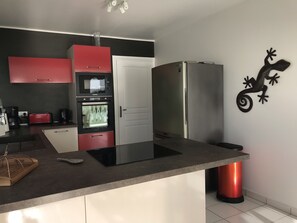 Réfrigérateur, micro-ondes, four, plaque de cuisson