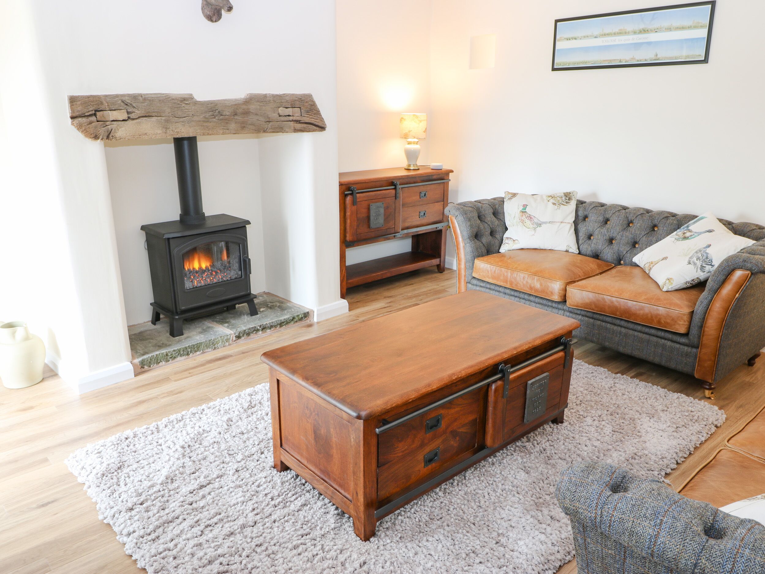 THE BARN, pet friendly, character holiday cottage in Compstall