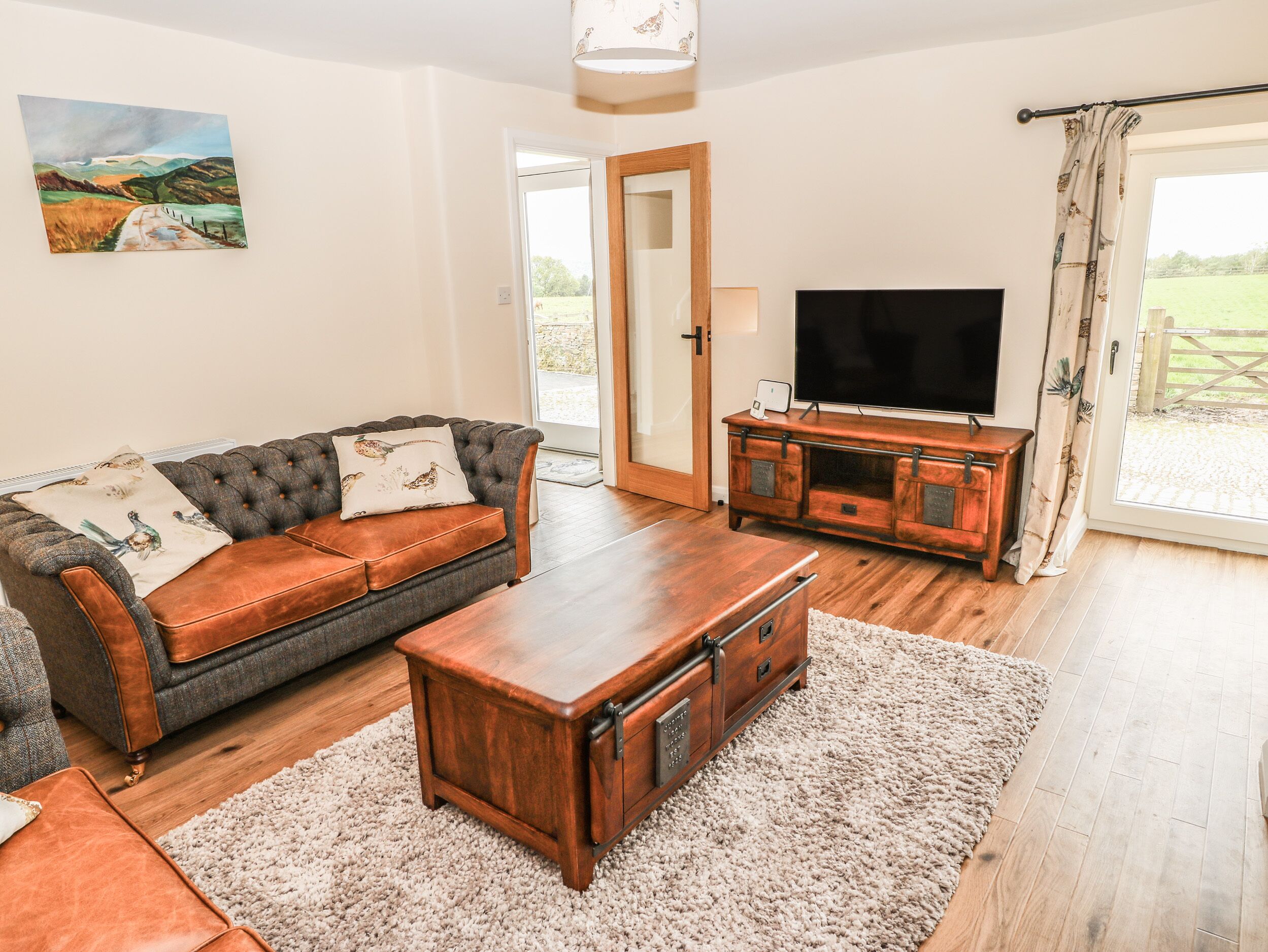 THE BARN, pet friendly, character holiday cottage in Compstall