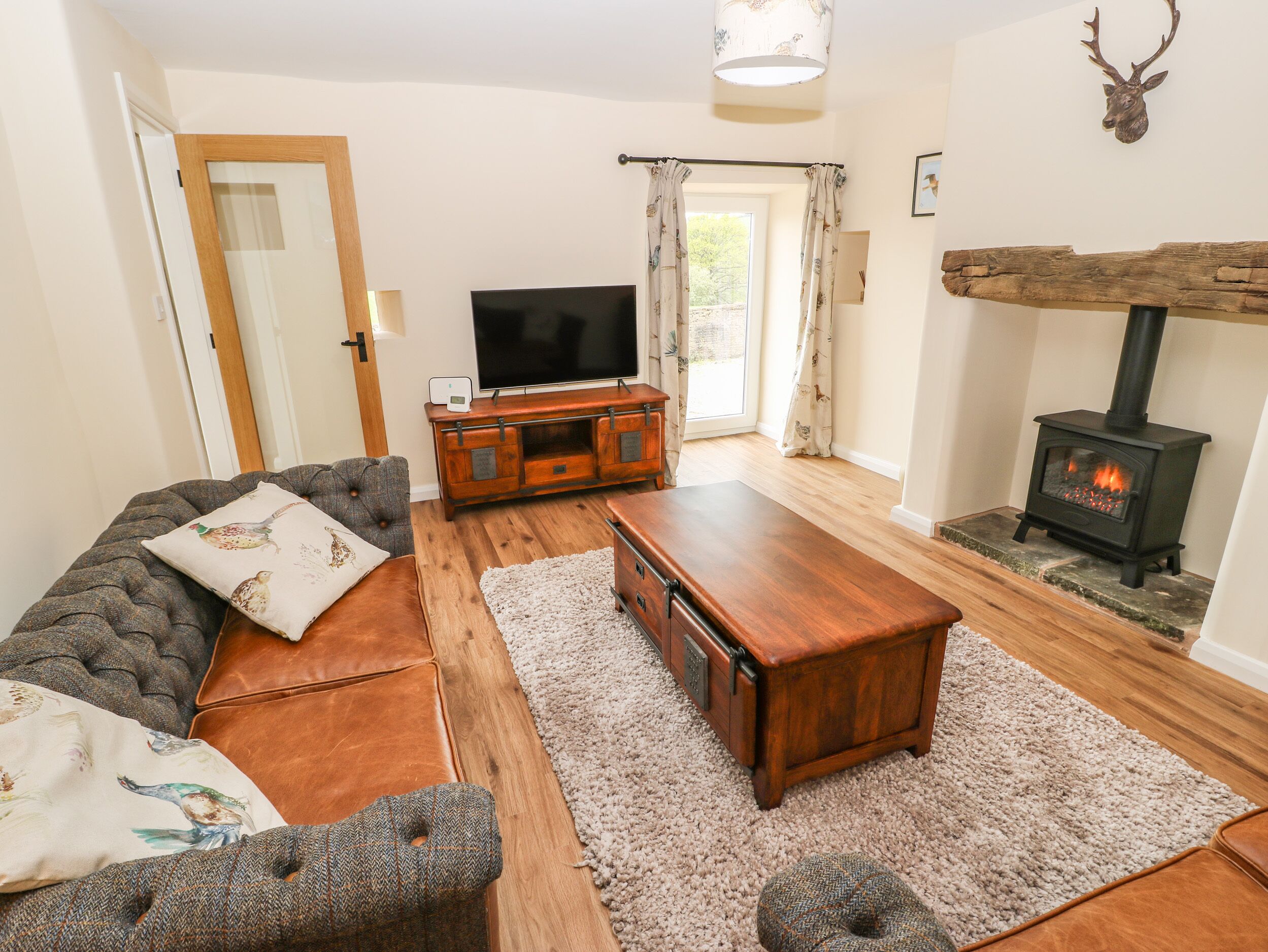 THE BARN, pet friendly, character holiday cottage in Compstall