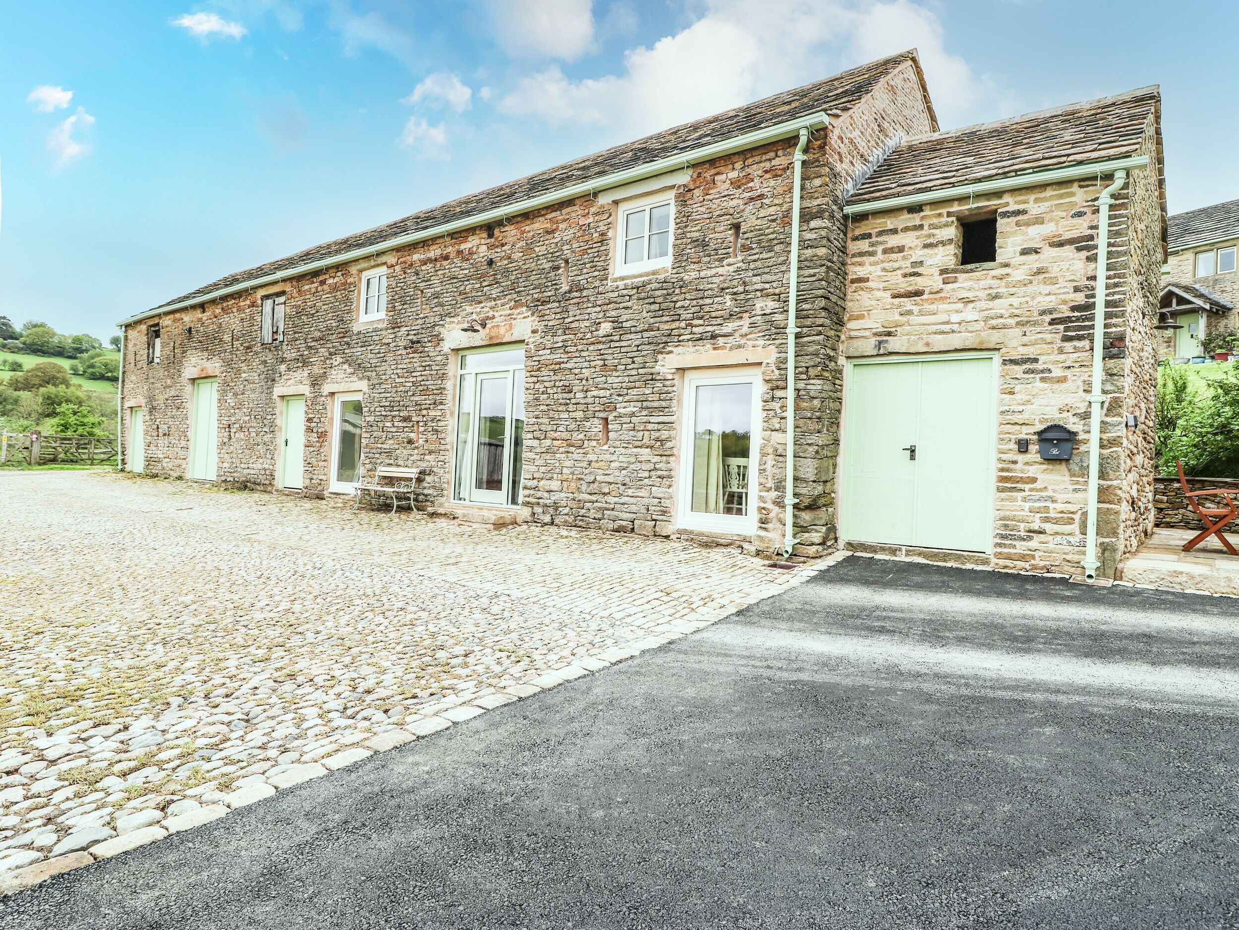 THE BARN, pet friendly, character holiday cottage in Compstall