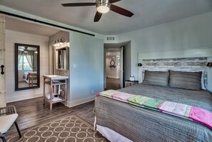 2 bedrooms, desk, iron/ironing board, free WiFi - Gulf View - Steps away from beach entrance, heated pool and spa all year long. (Santa Rosa Beach)